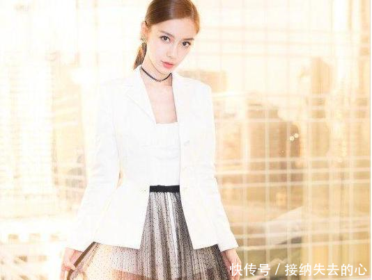 杨颖真大胆，竟把内衣外穿，网友黄晓明知道吗