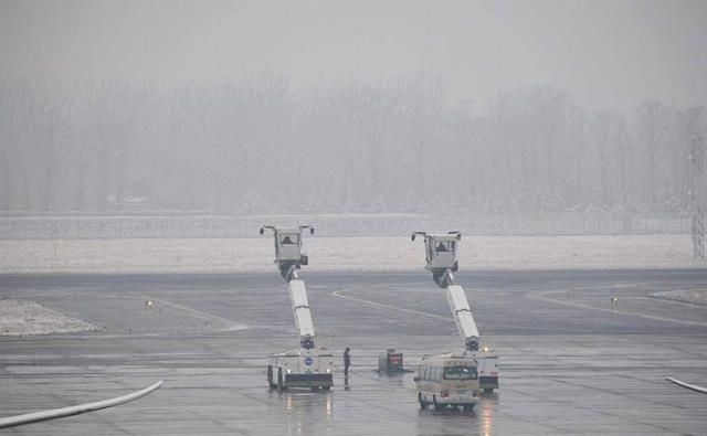 初雪后 首都国际机场飞机排队除冰