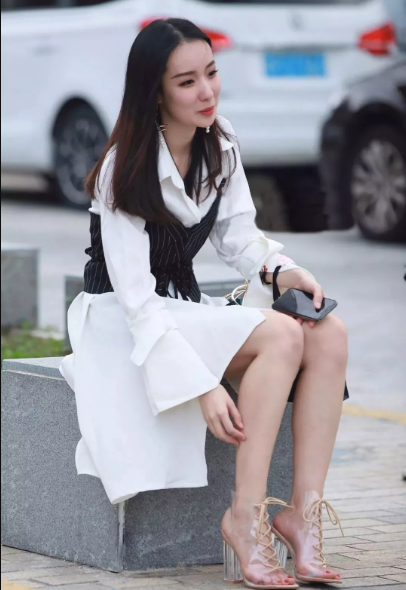 街拍举止优雅的大长腿漂亮小姐姐