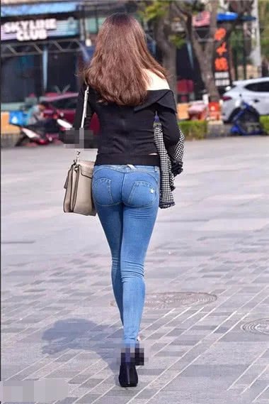 身穿紧身牛仔裤小姐姐，上身穿着黑色的黑色的露肩装，秀出来女人