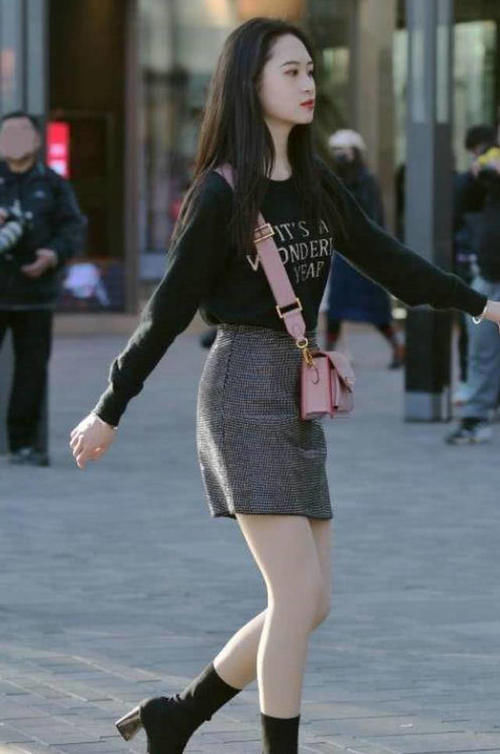  『显瘦』时尚街拍：紧身牛仔裤，修身又显瘦，绽放女神气质！