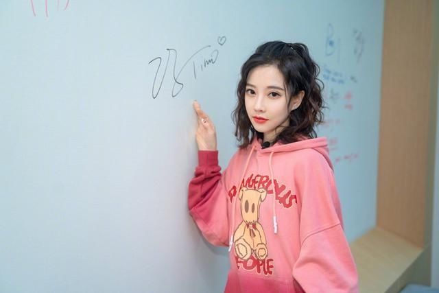  「演唱会」冯提莫成为主播界第一赢家，又得到周杰伦肯定！