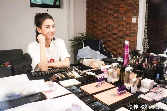 黄圣依身穿紧身连衣裙现身，惊现微凸小腹，网友：这是吃胖了？