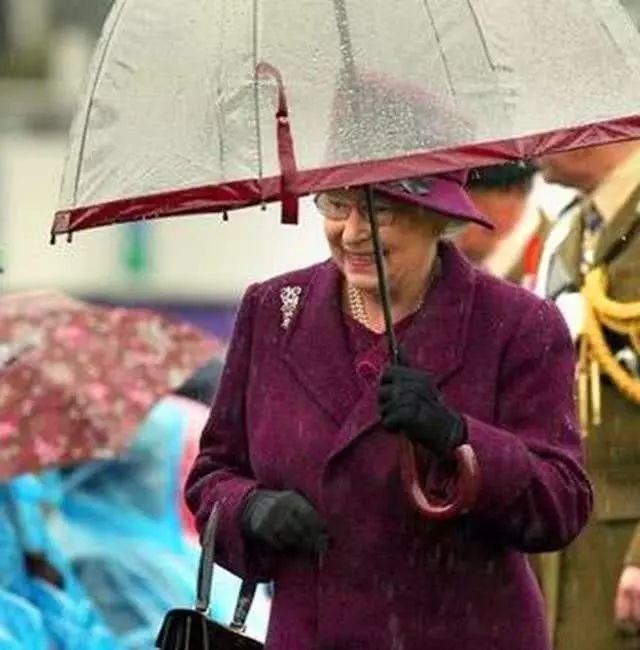 英国女王的“任性又可爱”的强迫症:雨伞和服装必须同色系!