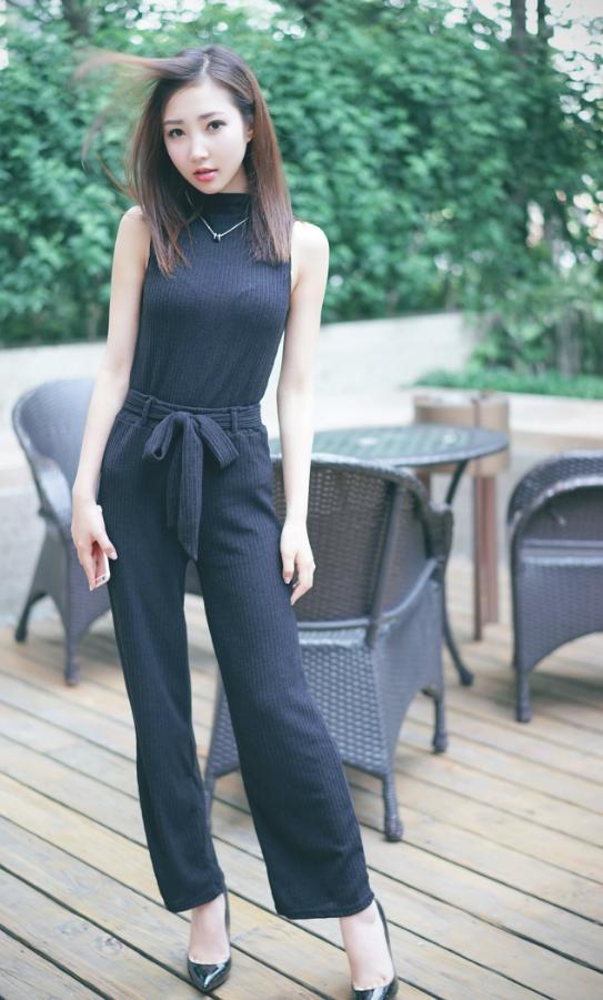 路人街拍，小姐姐上身穿的是露背紧身的吊带装，很有气质