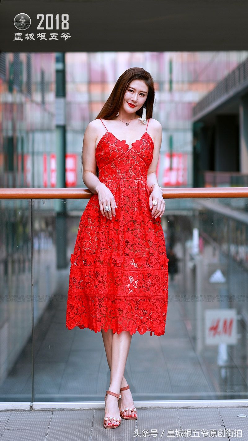 街拍:潮拍美女都有着完美的身材，她们的穿着打扮都独具时尚特色