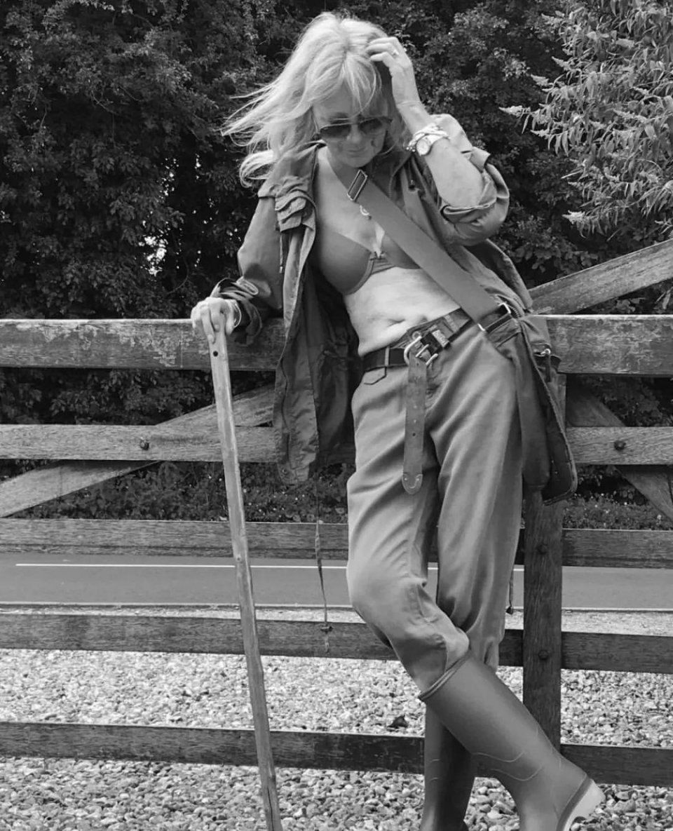 她74岁,满脸皱纹,天天素颜,但是真的很酷啊!!!