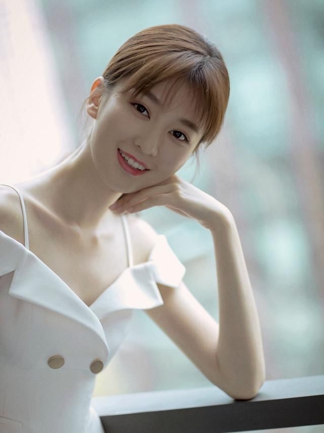 乔欣居然这么时髦，穿一字肩秀出小蛮腰，越来越有女人味了！