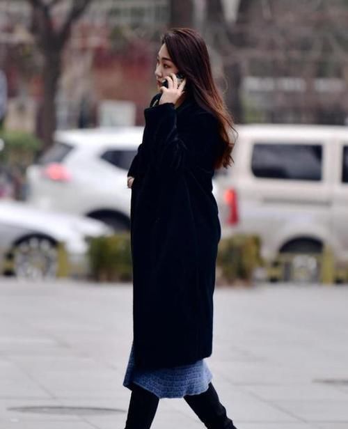  『气质』养眼女神街拍：气质优雅的美女，一件黑色的连衣裙，时尚魅力气质