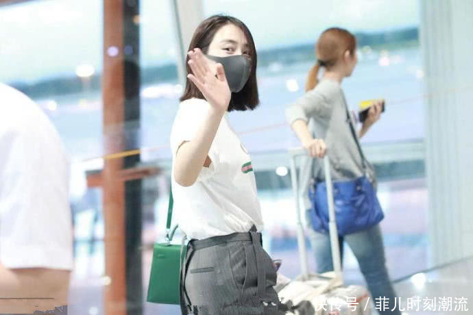 马苏现身机场，一条九分裤穿出小短腿，腿缝宽到能放下一个拳头！