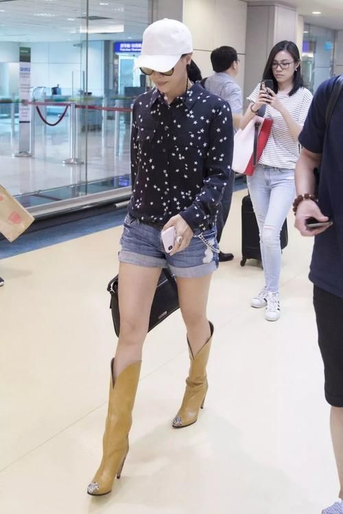 那英穿鞋的时尚，不得不服！几万块的鞋子被她穿成“香肠雨靴”！