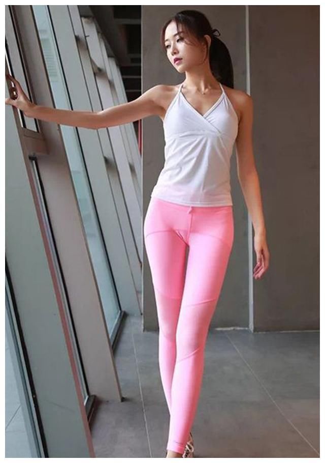 美图：身穿紧身衣的辣妈，迷人的腿型真好看，紧身裤这次立了大功