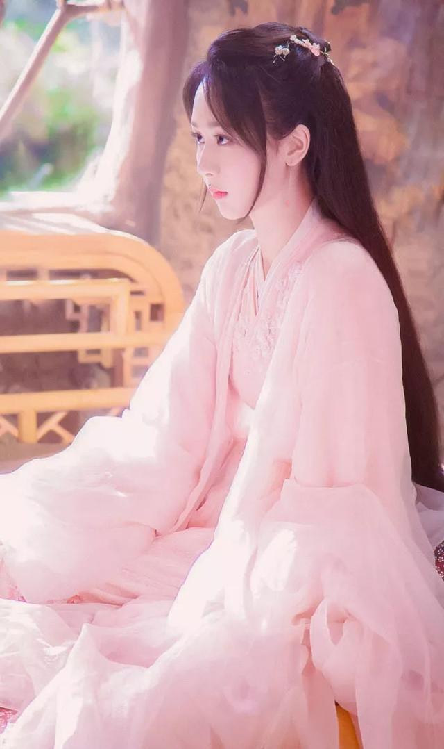 同样是国民闺女，关晓彤和杨紫4次撞衫，差别可不是一般大！