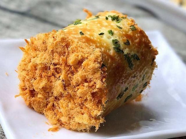  口感：口感松软香甜，味道咸中带甜，它就是人人都爱吃的肉松卷啦