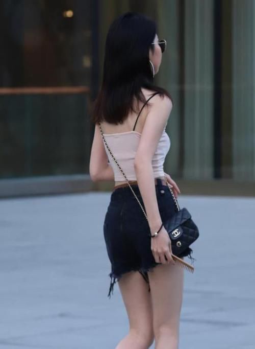  红色：街拍：气质高雅的小姐姐，一条红色的连衣裙，时尚魅力气质