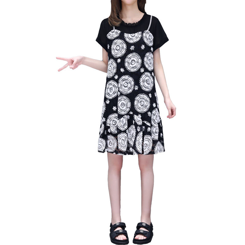 上身丰满的女人就穿紧身裙子，凹凸窈窕，魅力爆棚