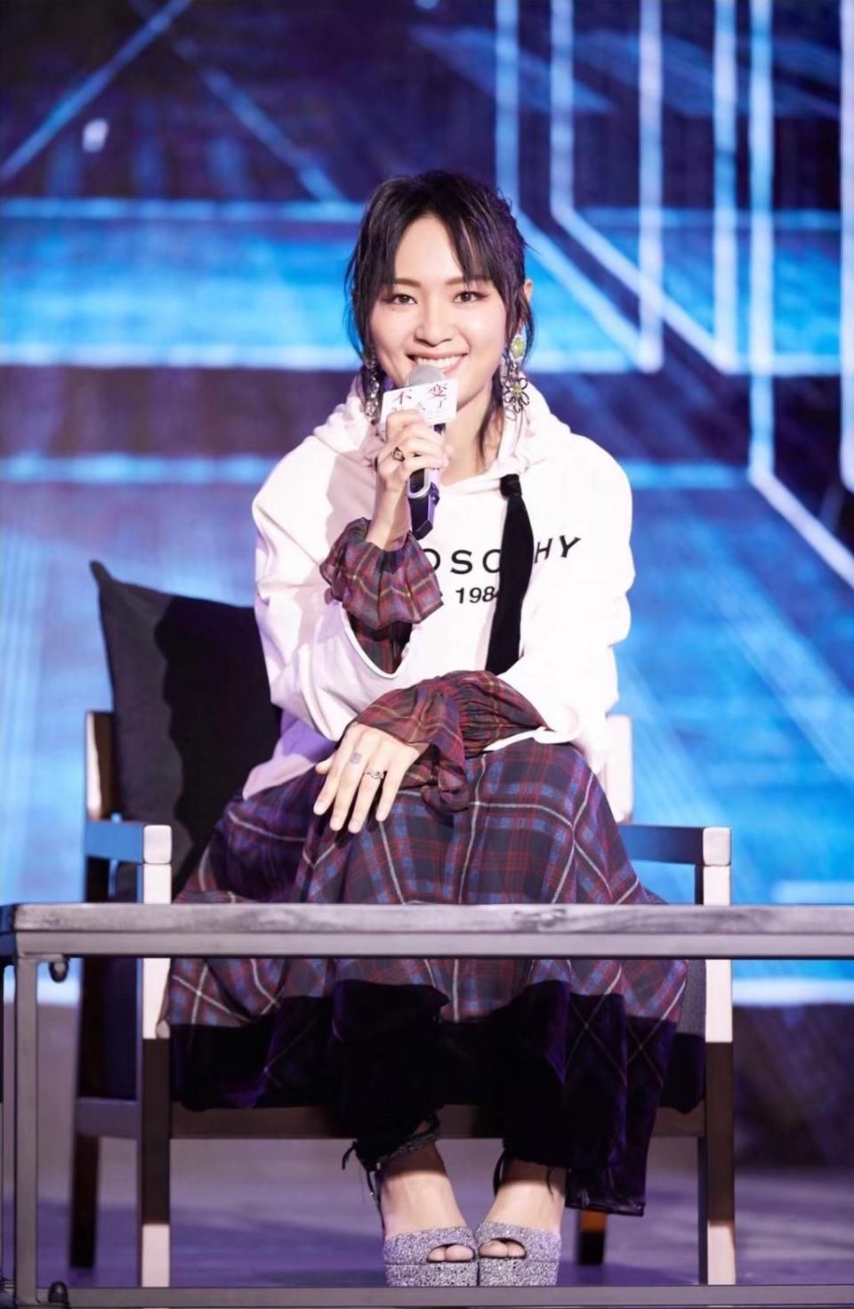 周笔畅瘦了20斤后竟然美出女人味，但这大露背以后还是别尝试了吧