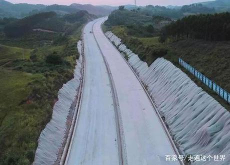 中国最惨的高速公路，曾建到一半就荒废了，如今迎来好消息