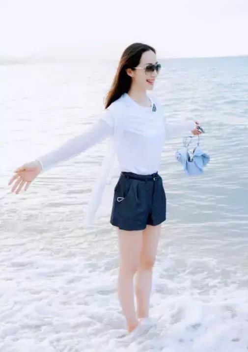 红黑拼接的晚礼服尽显优雅，韩雪一笑倾城，下一个贝微微？