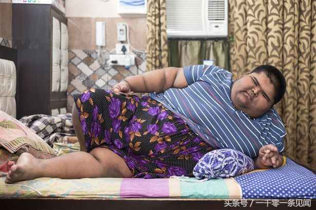 印度14岁小伙体重474斤成世界最胖，看到他爸妈后，这胖的没毛病