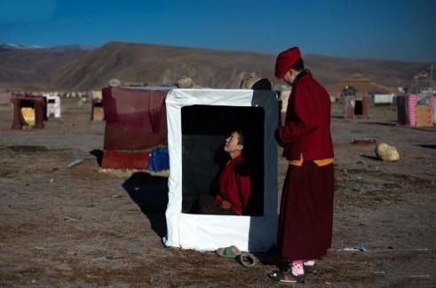 四川最苦寒的寺庙，僧人们住在“盒子”里，11月开始要闭关修行