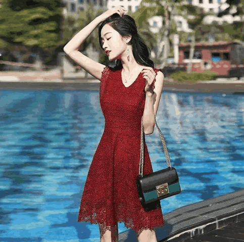 街拍：气质温柔的小姐姐看起来太美了，身材也是非常的好