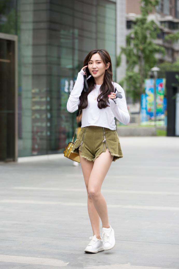 成都街拍: 感受一下叠穿的魅力 网友: 羡慕最后一个男人