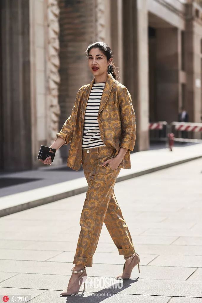 海魂衫要配上白牛仔才最有颜