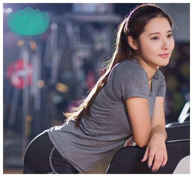 美图：图3女人味十足，迷人身姿搭配紧身裤，吸引无数目光！