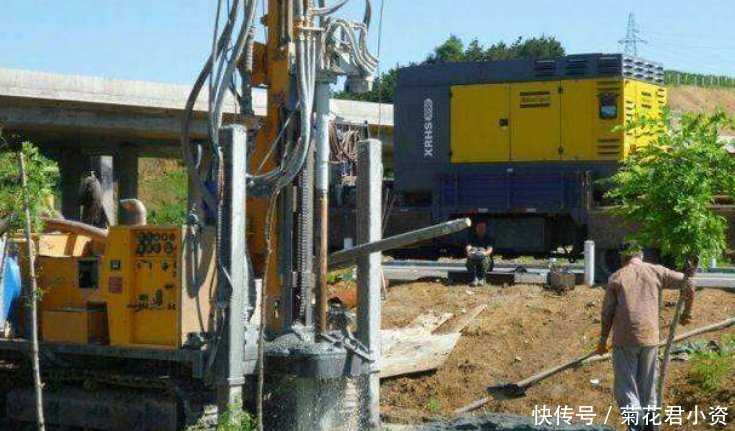  「打水」中国帮助非洲造水井，非洲人太感谢了，终于不用走10公