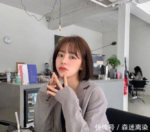  搭配一■短发小姐姐的日常穿搭，百搭西装外套和甜美碎花，打造今年最流行