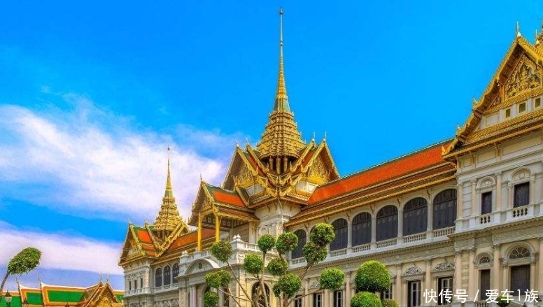 泰国多样化建筑与带有自由气息的哈士奇