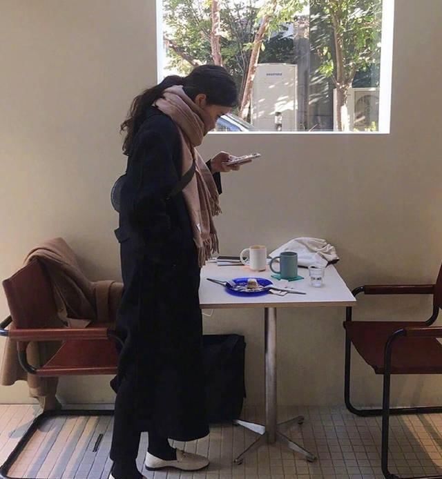  『显瘦』黑色大衣你真的会穿吗？8套随性穿搭任你挑，显瘦学起来