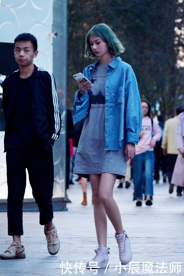  粉色|路人街拍，靓女穿粉色系的连衣裙，看上去随性又时尚