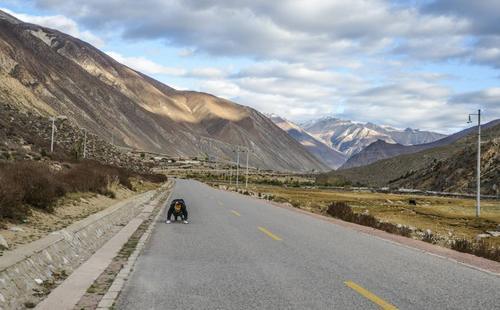 川藏线上的老司机，为何都会向窗外丢一根烟，看完之后令人叹息