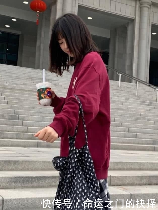  『宽松的版型』街头火了这个穿法“奶茶衣＋格纹裙”，1米5女孩绝对可以穿