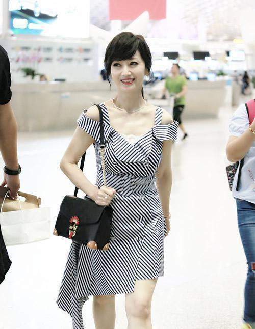 赵雅芝胆真大! 穿长靴直接露半截大腿, 网友: 奶奶也不怕冻出病!