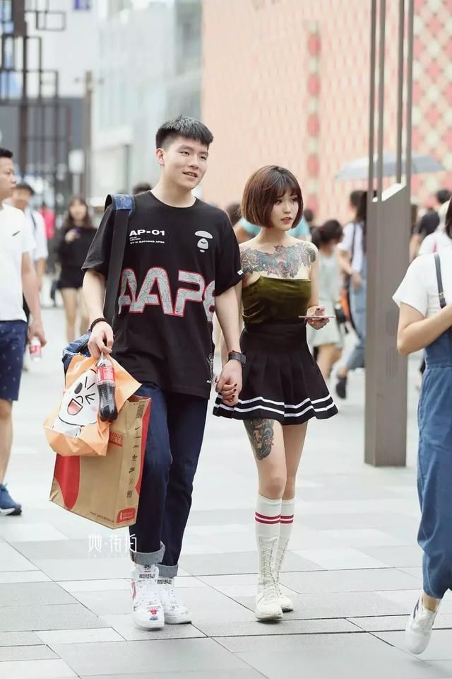 成都街拍,小黑裙这么穿最时髦!