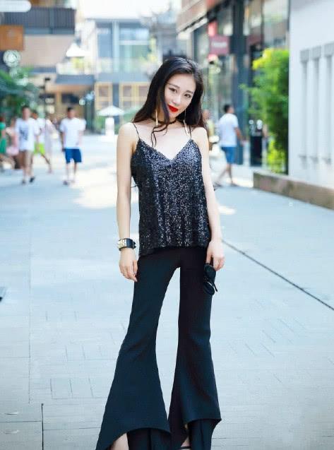 街拍:穿小吊带出街的都市美女,白皙如凝脂,一看就不爱晒太阳!