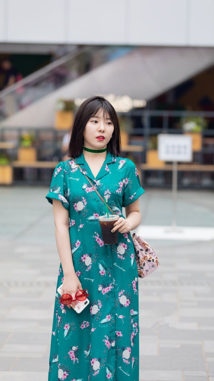 北京街拍，高颜值的成熟女人都爱这么搭，满满的女人味!