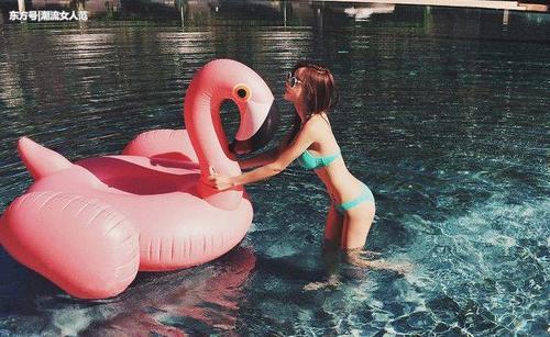 比基尼泳衣小姐姐，增加整体时尚感，一点也不张扬！