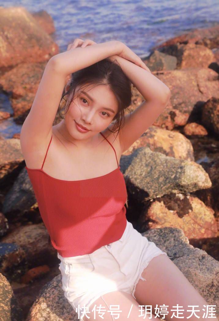 阳光沙滩,海边的徐冬冬憨态可掬,含苞待放