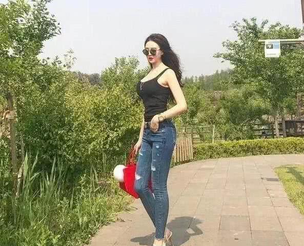 街拍：穿紧身裤的美女，把身材展现得淋漓尽致，难怪男人这么喜欢