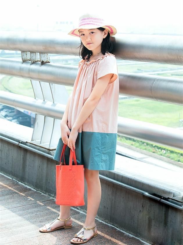 12岁李嫣不畏镜头!与李亚鹏前往巴黎时装秀，网友:气质不输王菲