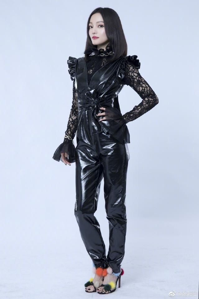 张韶涵身穿一袭灰色收身连衣裙，优雅又迷人，网友:造型美翻了!