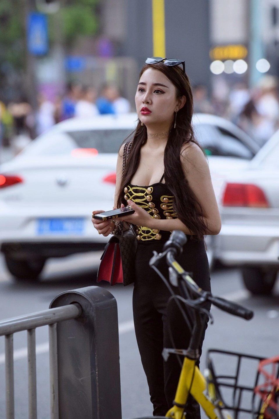 穿紧身黑裤的丰满性感长发美女