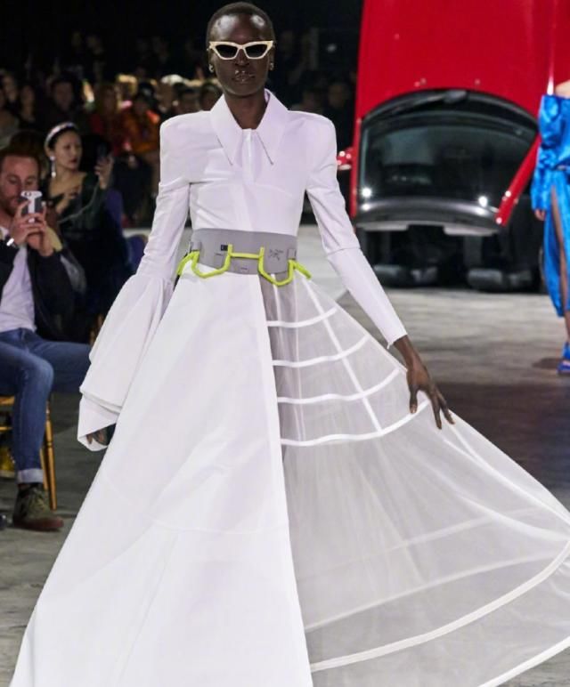  礼服：这大约就是我见过最“潮”的婚纱礼服，“一半运动衣一半长裙”，贼引人注意