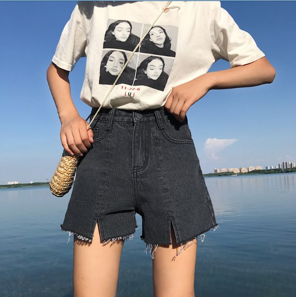 姑娘你的短裤都到屁股了还不穿安全裤,是想上街热死所有男人嘛