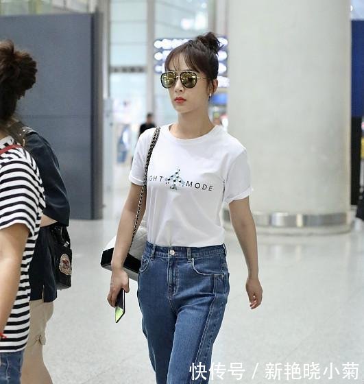 杨紫硬是把直筒裤穿成了紧身裤，居然还塞进T恤，网友显腿粗