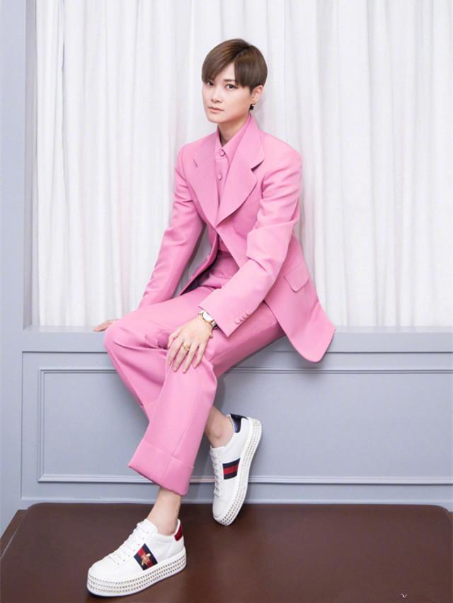 李宇春和刘诗诗同穿一身粉,网友:真少女和伪女人的差距一目了然